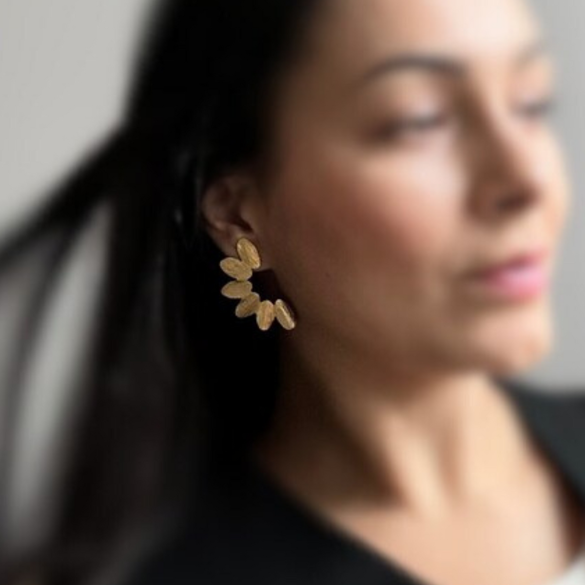 Abstract earrings with leaf design - Saida Fashion 