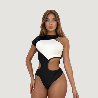 Body con aberturas y mangas asimétricas